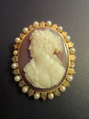 a picture of a picture of a lady with pearls in her hair
