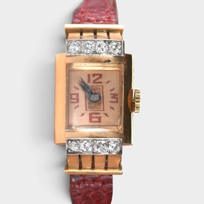 une image d'un gros plan d'une montre-bracelet ornée de diamants
