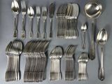 beaucoup de cuillères en argent et de cuillères sur la table