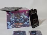 une boîte de cartes et une autre boîte de cartes posées sur une table