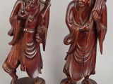 paire de figurines chinoises en bois sculpté représentant un homme et une femme