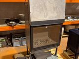 un réfrigérateur posé sur une palette dans une pièce
