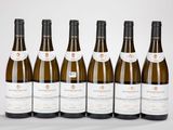 six bouteilles de vin sont alignées dans une rangée