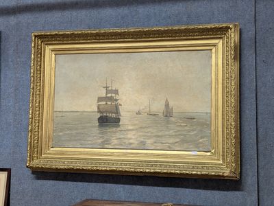 une photo d'un tableau accroché au mur à côté d'un coffre