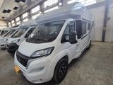 de nombreux camping-cars blancs garés en rangée dans un garage