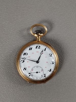 une montre de poche en or avec un cadran blanc et des chiffres