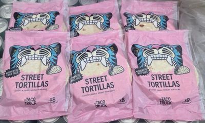 six sachets de tortillas vendues dans la rue posés sur une table