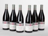 six bouteilles de vin rouge alignées
