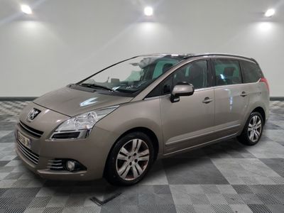 la petite voiture argentée est garée dans une grande pièce