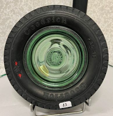 un pneu avec une roue verte à l'intérieur