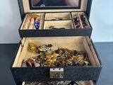 une boîte noire remplie d'objets divers posée sur une table