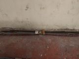 une photo d'un châssis de fenêtre cassé dans un coin d'une pièce