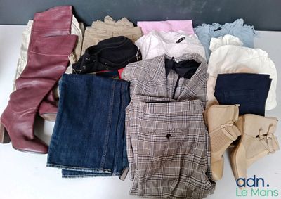 une pile de vêtements posée sur une table