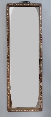 un miroir accroché au mur de la pièce