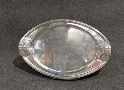 un plateau d'argent posé sur une table