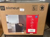 les cartons sont empilés les uns sur les autres par terre