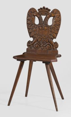 une image représentant une chaise en bois avec un aigle sur le dossier
