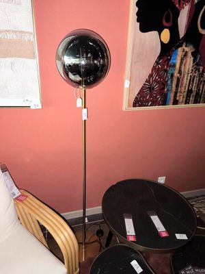 une image d'un salon avec un canapé et une lampe