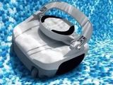 une photo d'un robot nettoyeur de piscine dans une piscine