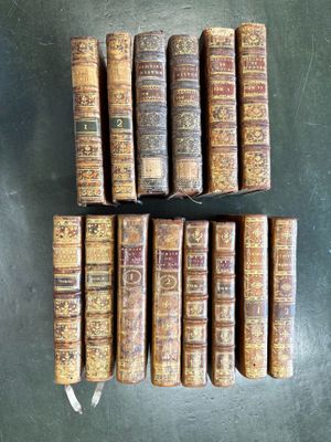 plusieurs vieux livres sont empilés sur une table