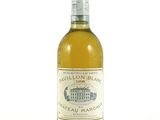 une bouteille de vin posée sur une table