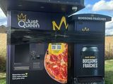 deux pizzas qui traînent sur le bord de la route