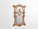 une image représentant un miroir en bois accroché à un mur