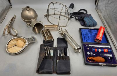 un grand nombre d'outils sur la table