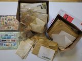 une boîte de timbres et d'enveloppes posée sur une table