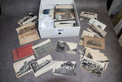 une boîte remplie de vieilles cartes postales posée par terre