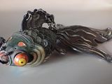 un objet en forme de poisson posé sur une table et entouré d'une chaîne