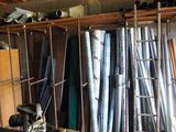 de nombreux rouleaux de tissu sur les étagères de la pièce