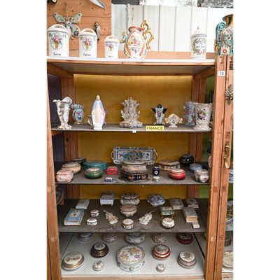 une vitrine remplie de vaisselle et d'autres objets exposés
