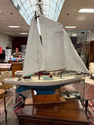une maquette de voilier posée sur une table dans une pièce