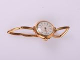 une image d'un gros plan d'une montre-bracelet sur une surface blanche