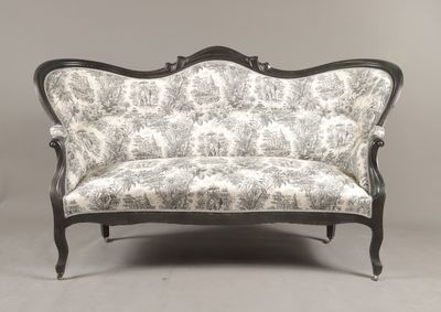 une image d'un canapé dont le dossier est recouvert d'un tissu à motifs floraux