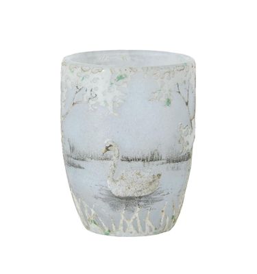 un vase blanc orné d'un canard, posé sur une table