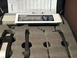 une valise contenant tout un tas d'outils