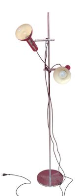 une photo d'une lampe posée sur un pied