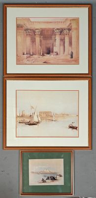 trois photos encadrées représentant des bateaux et un bâtiment, accrochées au mur