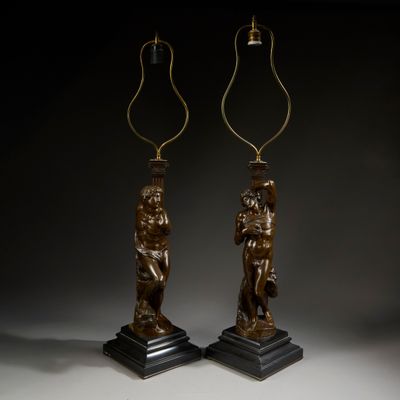 une paire de figurines en bronze représentant un homme et une femme