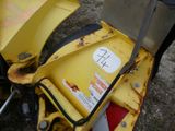 un gros plan d'un tracteur jaune portant un numéro sur le côté