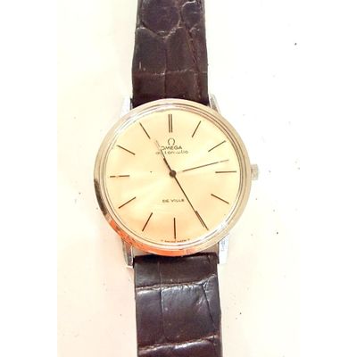 une montre posée sur une table