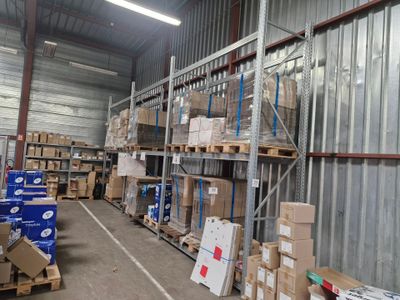 un grand entrepôt rempli de boîtes et de palettes