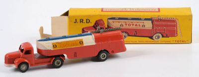 un camion jouet rouge qui se trouve à côté d'une boîte jaune