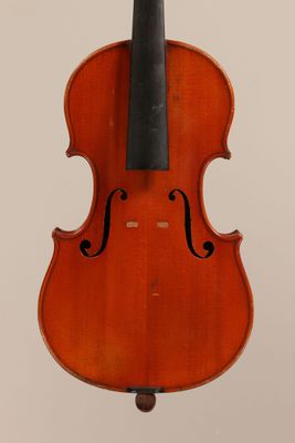 un vieux violon avec un archet accroché à son dos