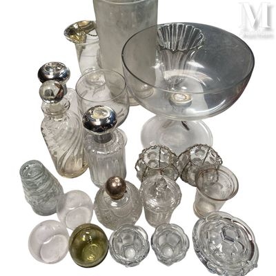 beaucoup d'objets en verre posés sur la table