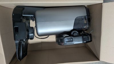 une boîte contenant un appareil photo et une télécommande