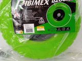 une bobine verte dans un sac en plastique posée sur une surface blanche