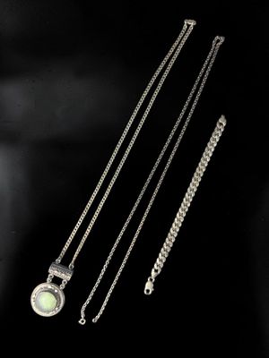 un gros plan sur trois colliers sur fond noir
